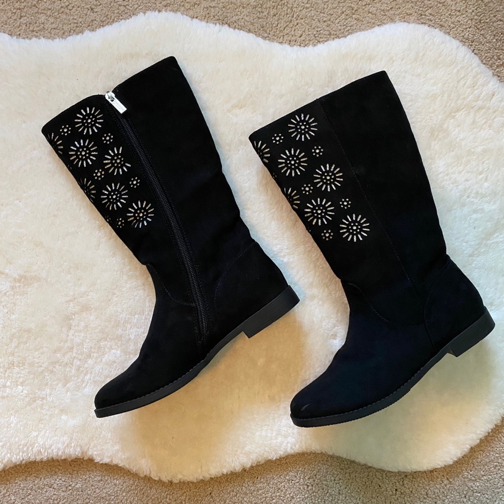 Black mid calf boots size 5 in girls